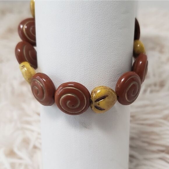 𝅺wooden carved swirl bracelet with toggle clasp - Picture 2 of 14
